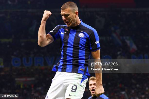 Edin Dzeko of FC Internazionale celebrates with teammates after scoring the team's first goal during the UEFA Champions League semi-final first leg...