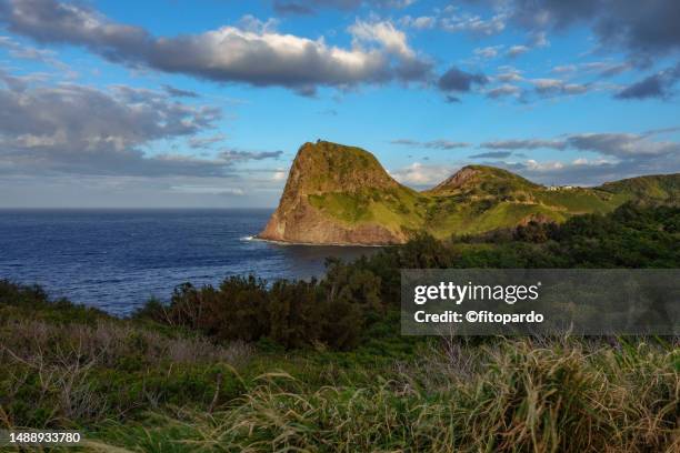 pu'u koa'e hill close to kahakuloa in maui - north cove stock pictures, royalty-free photos & images