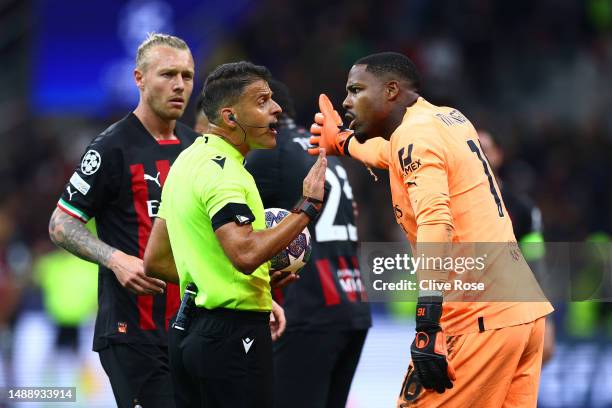 Referee Jesus Gil Manzano is confronted by Mike Maignan of AC Milan after Lautaro Martinez of FC Internazionale is tackled by Simon Kjaer of AC...