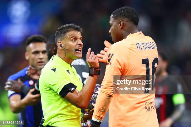 Referee Jesus Gil Manzano is confronted by Mike Maignan of AC Milan after Lautaro Martinez of FC Internazionale tackled by Simon Kjaer of AC Milan ,...