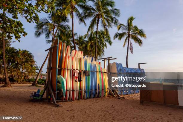 surfboards at waikiki honolulu public beach - islas-de-hawái fotografías e imágenes de stock