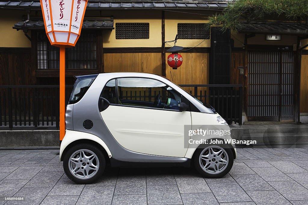 Electric car, Gion district.