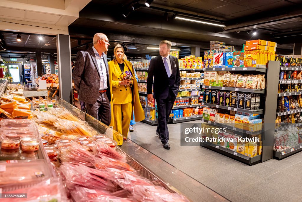 CASA REAL HOLANDESA - Página 88 King-willem-alexander-of-the-netherlands-and-queen-maxima-of-the-netherlands-visit-the-center