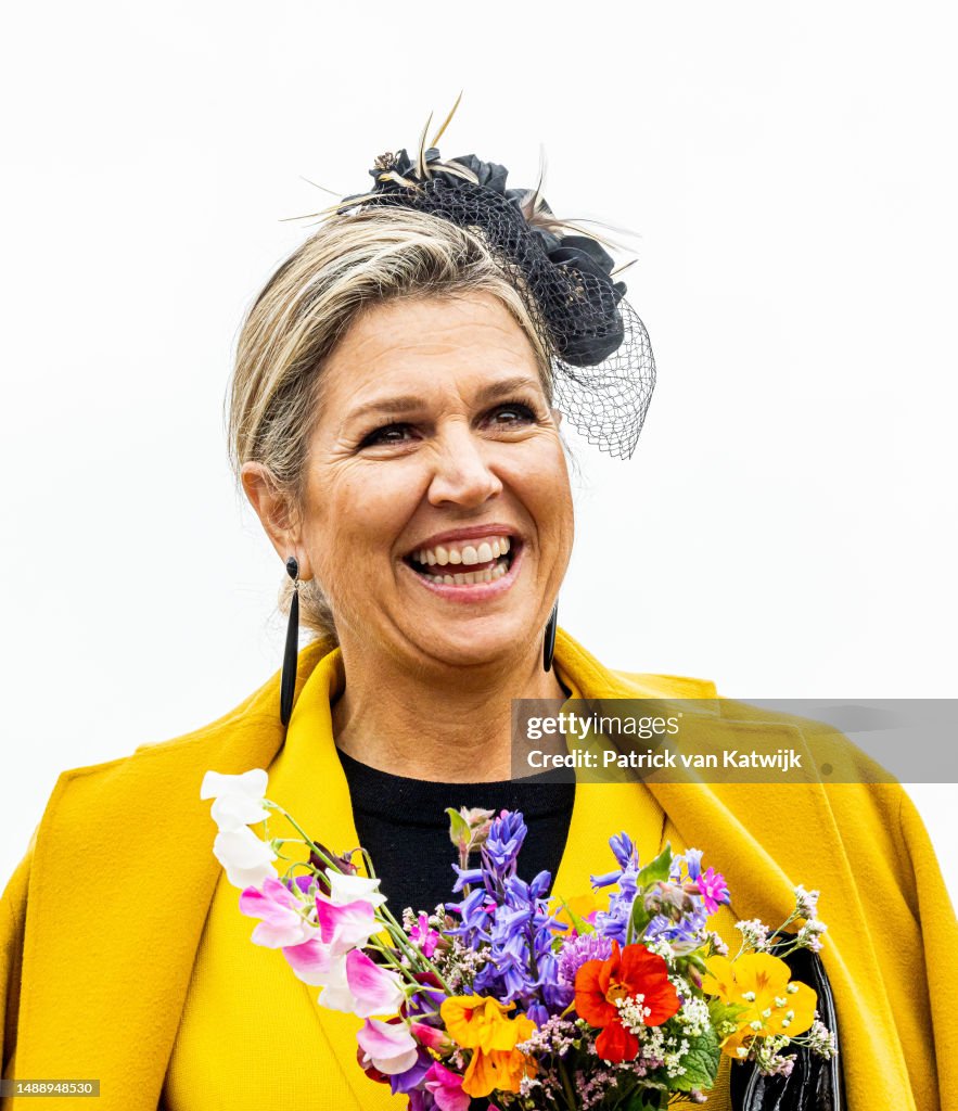 CASA REAL HOLANDESA - Página 89 Queen-maxima-of-the-netherlands-visit-the-center-of-the-island-the-second-day-of-their-region