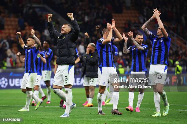Players of FC Internazionale celebrate in front of their fans after the UEFA Champions League semi-final first leg match between AC Milan and FC...