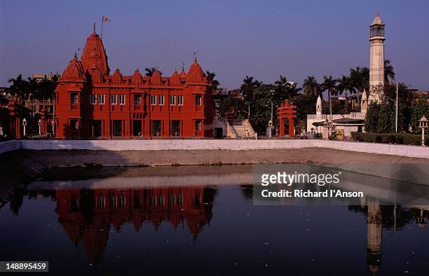 the digambara jain temple by the banks of a body of water. - digambara stock-fotos und bilder
