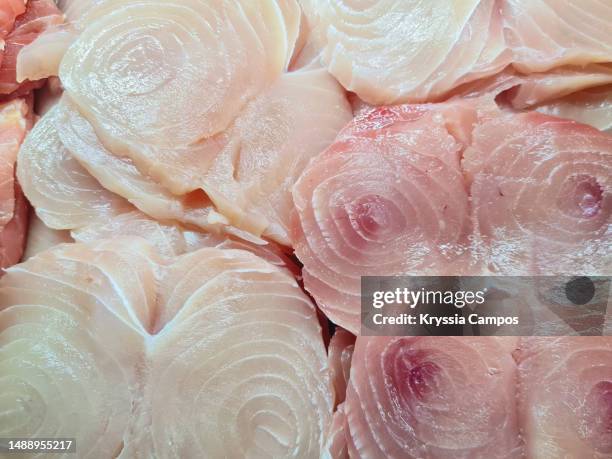 raw fish fillets on tray - filetto foto e immagini stock