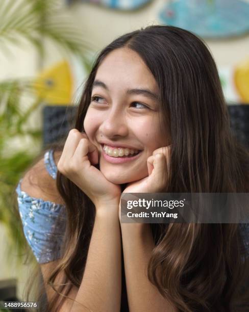 retrato casual en primer plano de una joven adolescente hawaiana con aparatos dentales transparentes - braces and smiles fotografías e imágenes de stock