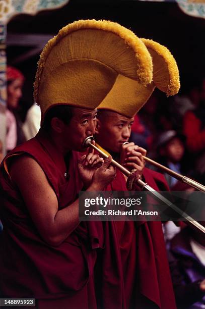 monks playing horns at mani rimdu festival at chiwang gompa (monastery). - mani rimdu festival stock-fotos und bilder