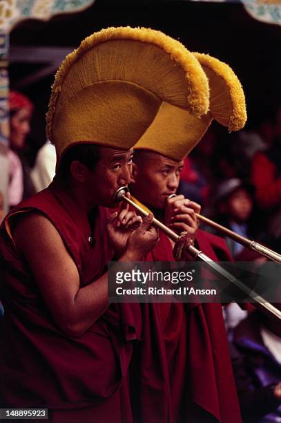 monks playing horns at mani rimdu festival at chiwang gompa (monastery). - mani rimdu festival bildbanksfoton och bilder