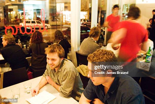 patrons in ladro pizza restaurant in gertrude street fitzroy. - ladro ストックフォトと画像