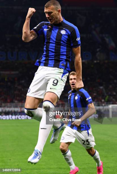 Edin Dzeko of FC Internazionale celebrates with teammates after scoring the team's first goal during the UEFA Champions League semi-final first leg...