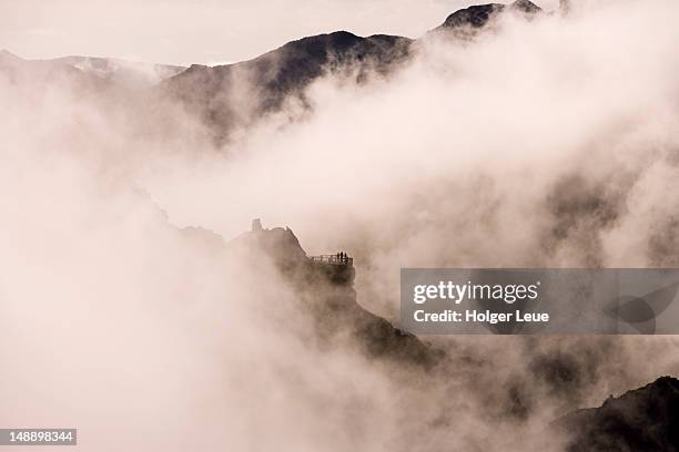lookout in mist on track between pico do arieiro and pico ruivo mountains. - pico ruivo stock pictures, royalty-free photos & images
