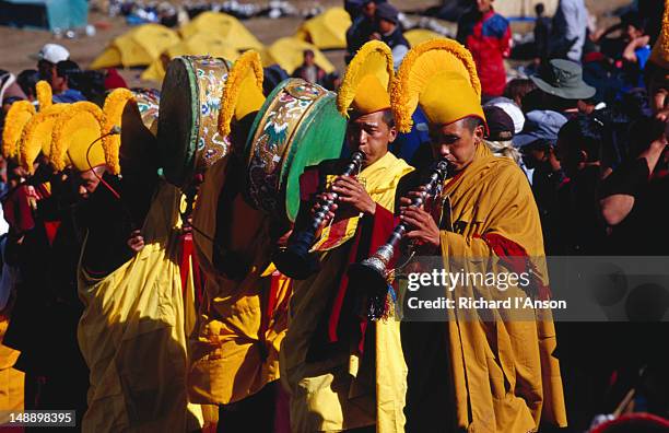 monks sounding horns and drums at mani rimdu festival. - mani rimdu festival stock pictures, royalty-free photos & images