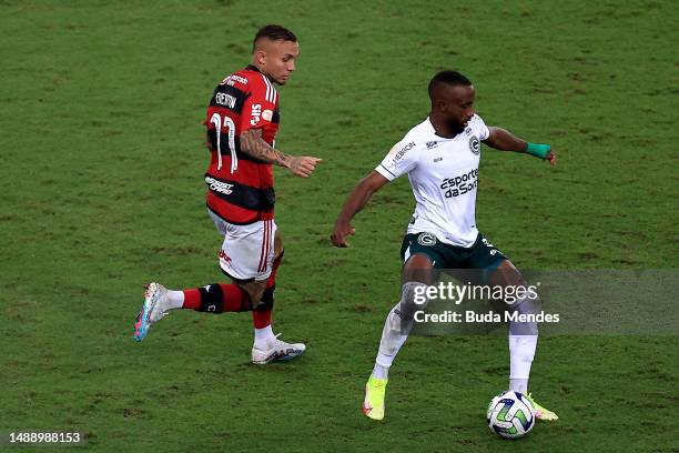 Dieguinho of Goias fights for the ball with Everton "Cebolinha" of Flamengo during the match between Flamengo and Goias as part of Brasileirao 2023...