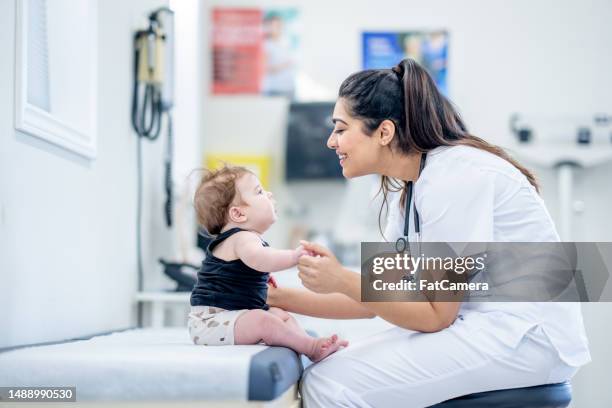infant at the doctors - kinderarts stockfoto's en -beelden