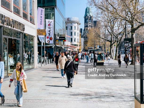 sunny day on kurfürstendamm with kaiser wilhelm gedächtniskirche in berlin's mitte district. - first sunny spring day in berlin stock pictures, royalty-free photos & images