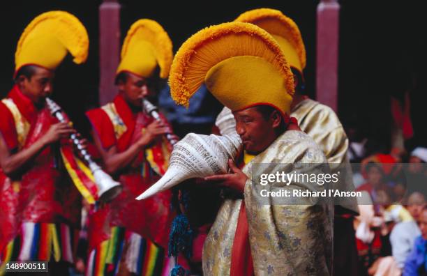 monks sounding conch shells and horns at mani rimdu festival. - mani rimdu festival stock-fotos und bilder