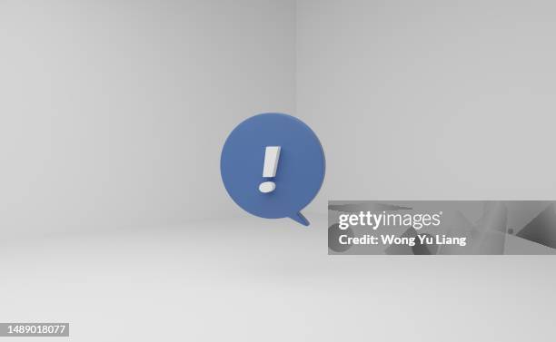 exclamation sign, alert with thought cloud ,3d render - notificatiepictogram stockfoto's en -beelden