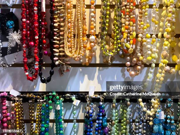 vibrant colored vintage jewelry retail display - diamante stock-fotos und bilder