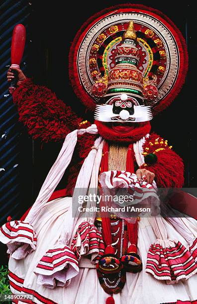 kathakali dancer in full make-up and costume. - cotchin stock-fotos und bilder