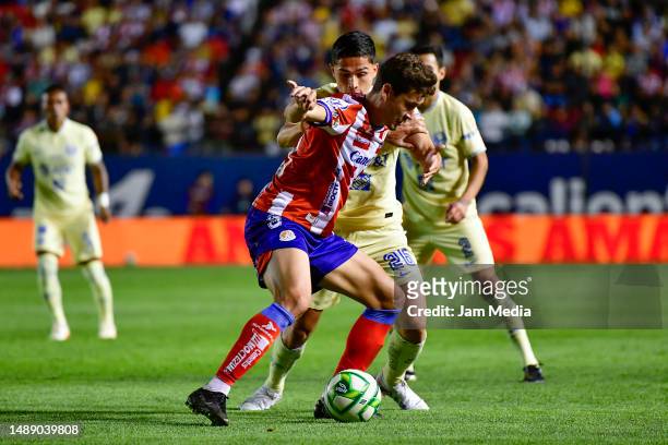 Salvador Reyes of America fights for the ball with Rodrigo Dourado of San Luis during the quarterfinals first leg match between Atletico San Luis and...