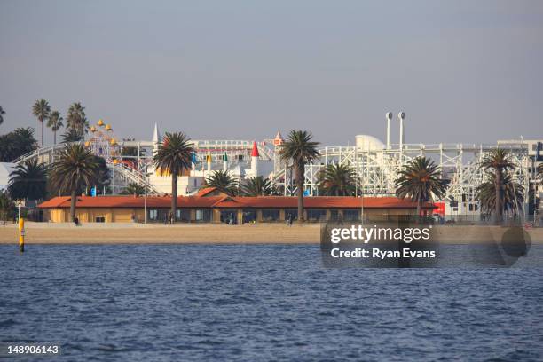 luna park behind donovans restaurant and palm trees on st kilda beach from port philip bay. - st kilda stock-fotos und bilder