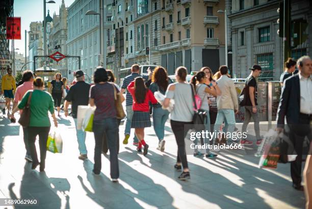 turisti a madrid, attraversando la gran via - gran vía madrid foto e immagini stock