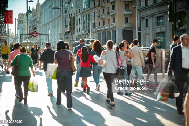 tourists in madrid, crossing the gran via - gran vía madrid bildbanksfoton och bilder