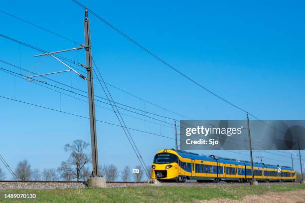 icng intercity nieuwe generatie zug der ns nederlandse spoorwegen bei testfahrten - alstom stock-fotos und bilder