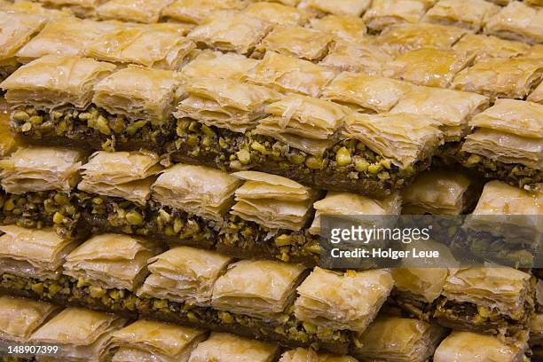 arabian baked sweets, aboharb pastry shop, souq al-hamidiyya covered market. - rif dimashq photos et images de collection