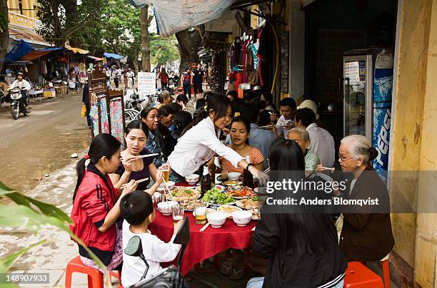 vietnamese family having lunch in restaurant at central market. - hoi an stockfoto's en -beelden