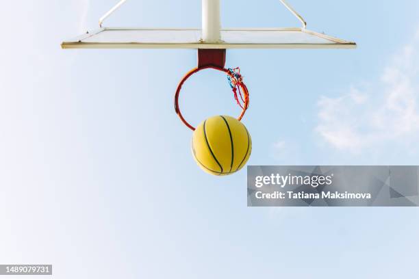 a basketball hits a basketball basket, bottom view. - ponto marcar ponto - fotografias e filmes do acervo