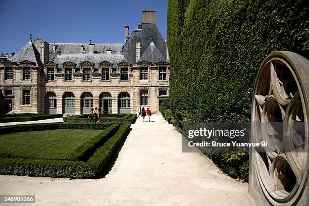 garden of hotel de sully in le marais. - le marais stock pictures, royalty-free photos & images