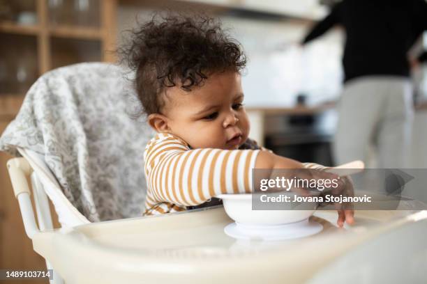 der kleine junge wartet im futterautomat auf seine mahlzeit - baby spielt mit essen stock-fotos und bilder