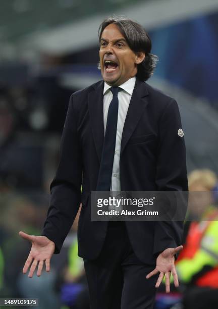 Head coach Simone Inzaghi of FC Internazionale reacts during the UEFA Champions League semi-final first leg match between AC Milan and FC...