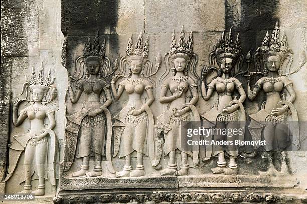 bas-relief of six apsaras (heavenly maidens) with elaborate hairstyles at angkor wat. - bas reliëf stockfoto's en -beelden