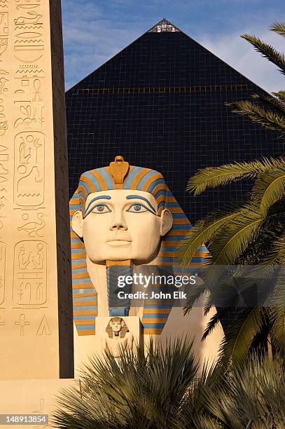 luxor hotel pyramid and sphinx. - las vegas pyramid stock pictures, royalty-free photos & images