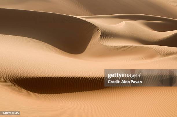 sand dunes, rub al khali desert. - sanddüne stock-fotos und bilder