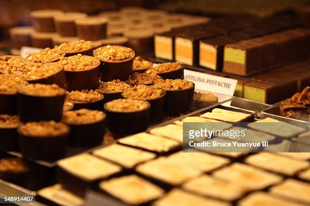 handmade swiss chocolates for sale. - close up of chocolates for sale fotografías e imágenes de stock