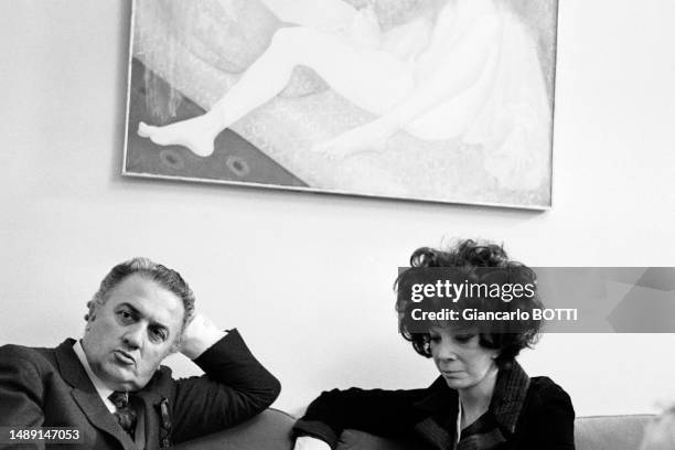 Federico Fellini lors d'une soirée chez Leonor Fini à Paris, en 1969.