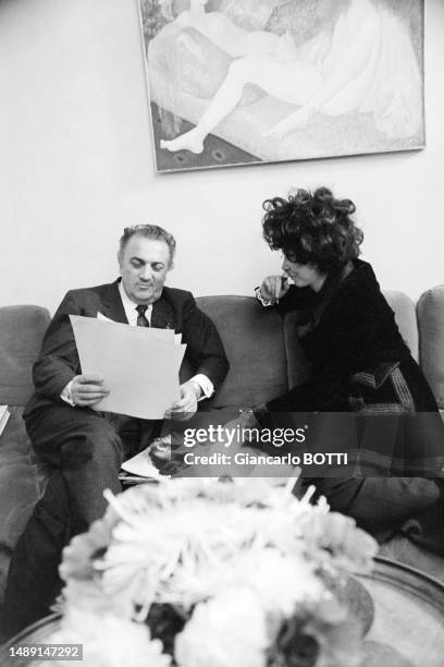 Federico Fellini lors d'une soirée chez Leonor Fini à Paris, en 1969.