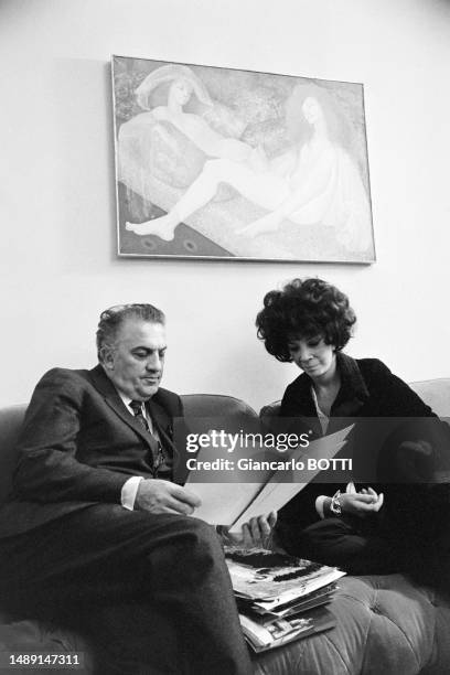 Federico Fellini lors d'une soirée chez Leonor Fini à Paris, en 1969.