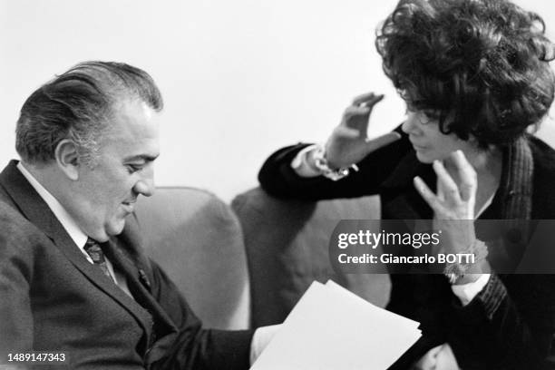 Federico Fellini lors d'une soirée chez Leonor Fini à Paris, en 1969.