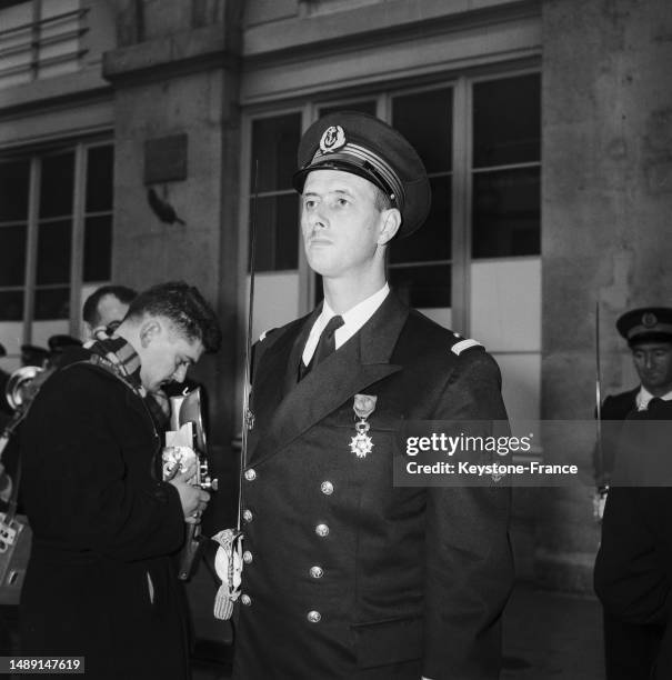 Philippe de Gaulle recevant la Légion d'honneur dans la cours d'honneur de l'hôtel des Invalides à Paris, le 17 novembre 1956.