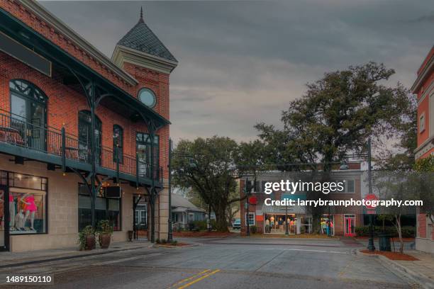 intersection of government street and washington avenue - mississippi photos et images de collection