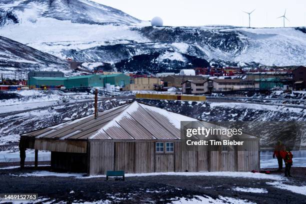 captain robert falcon's discovery hut interior. - robert falcon scott stock pictures, royalty-free photos & images