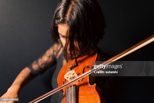 the female violinist. - musica clássica imagens e fotografias de stock