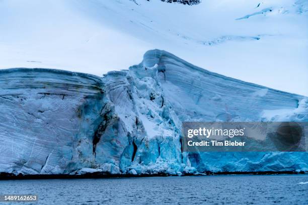 mountains, ice, ocean, and sky create a beautiful landscape in the antarctic penisnula. - southern hemisphere fotografías e imágenes de stock