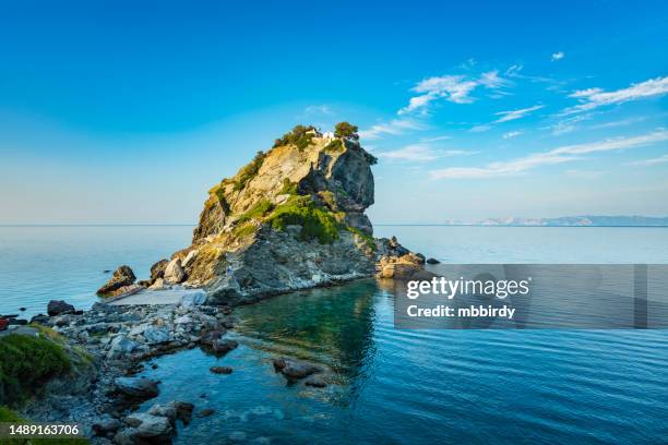 rocha com a igreja de são joão em lipsi em skopelos ilha ao pôr-do-sol - dodecanese islands - fotografias e filmes do acervo